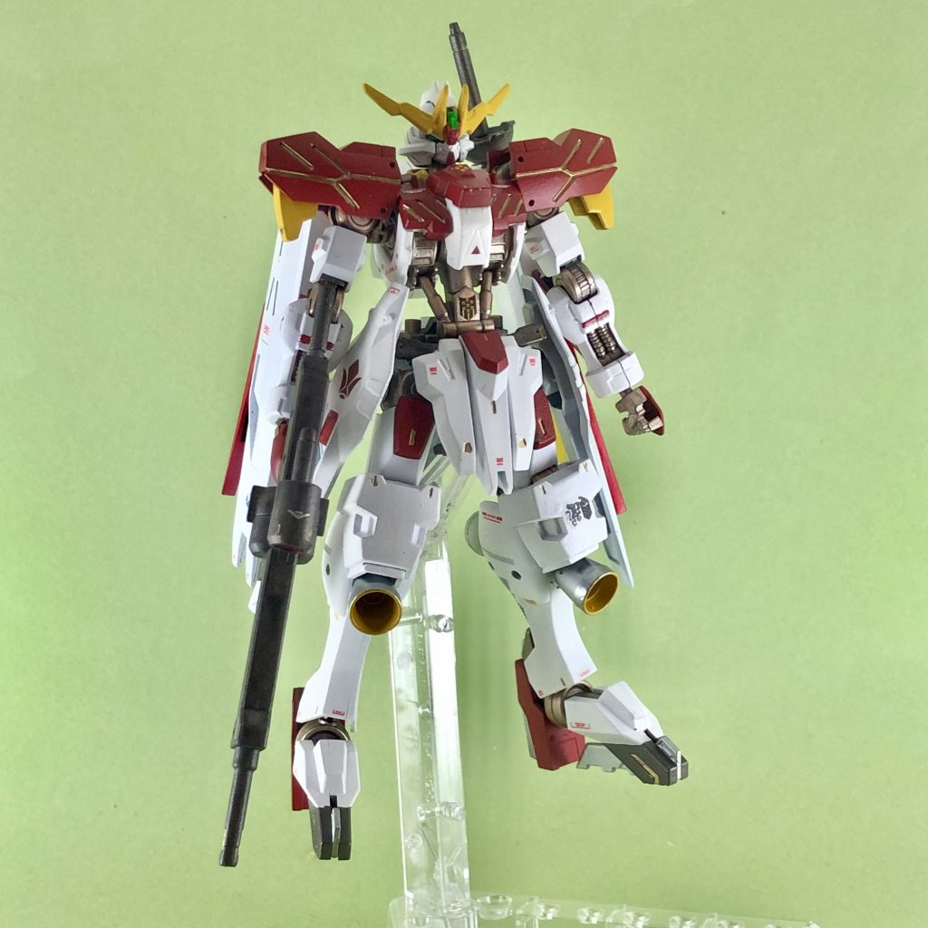 とりあえず全体写真。最初は青→赤、黒→白、フレームはカッパーで差し色に黄色で組んでみたのですが、いまいちだったのでソードインパルスの配色を真似ました。デカールは鉄血1、2とコーション関係、その他有り合わせで。トップコートは水性ホビーの艶消し。