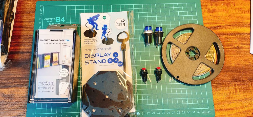 主に使用したのはこんな感じ。•ディスプレイスタンド•マグネット付き収納ケース•OHPフィルム上記は全て100均さんのもの。下記は点灯用の回路で使用したもの。(基本秋葉の秋月電子さんで仕入れたものです)•LED3個•抵抗•電池ケース•電池•スイッチ写真に写ってるテープled等は結局使用しなかった
