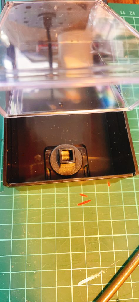 まずはマグネット付き収納ケースの背面のマグネットを取り外します。(ラジオペンチで下に引くと簡単に取れた)次にディスプレイスタンドの基軸をこれまた100均の2液硬化タイプのエポキシパテで接着。