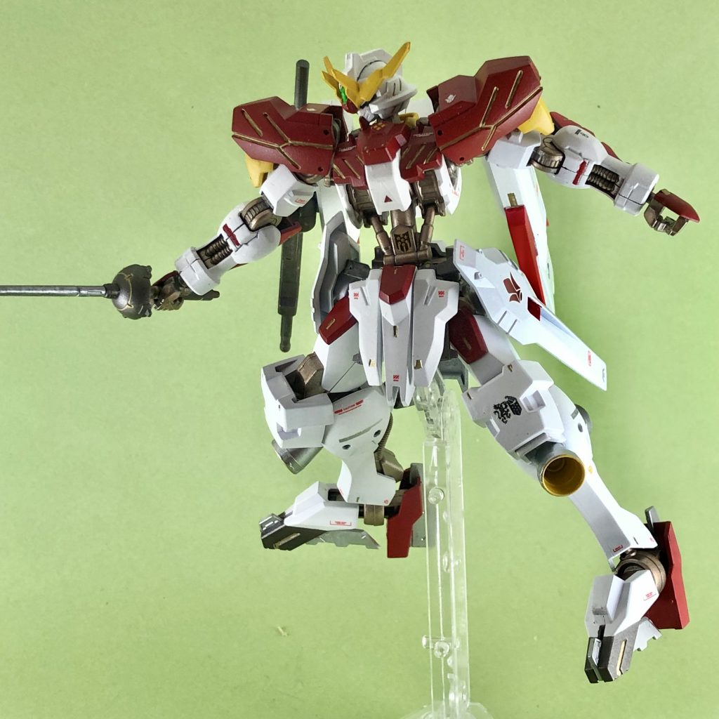 バックパックのボールジョイントを切り飛ばして、股関節の横に取り付けています。また切り飛ばしたところに穴をあけ、ランナー棒を差し込んでサイドスカートをバックパックに取り付けています。ハンドガンはフロントスカートの裏に磁石でくっ付きます。