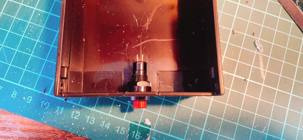 収納ケースに穴を開けて、スイッチを取り付け。