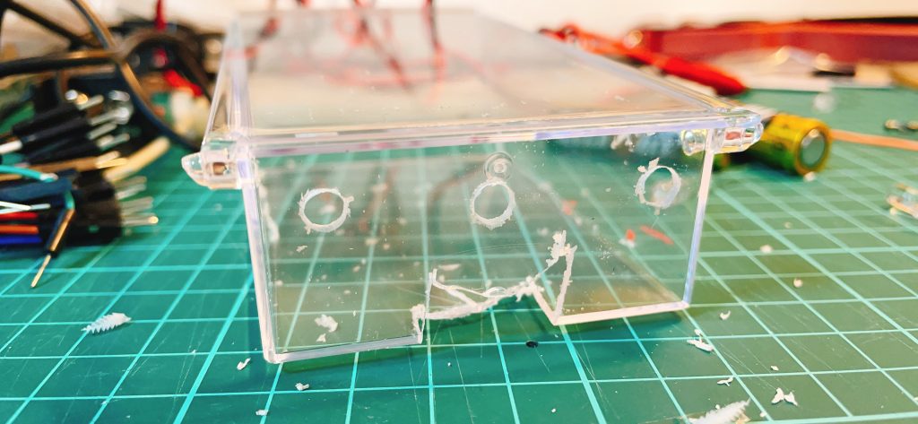 収納ケースのクリアケース部分にLEDを入れるための穴を開けます。(スイッチが長く、取り付けた時に干渉したのでこの時に干渉部分をざっくりカットしました)また、ここで同時にクリアケースが長かったので、上側の傾斜部分をカットしてます。