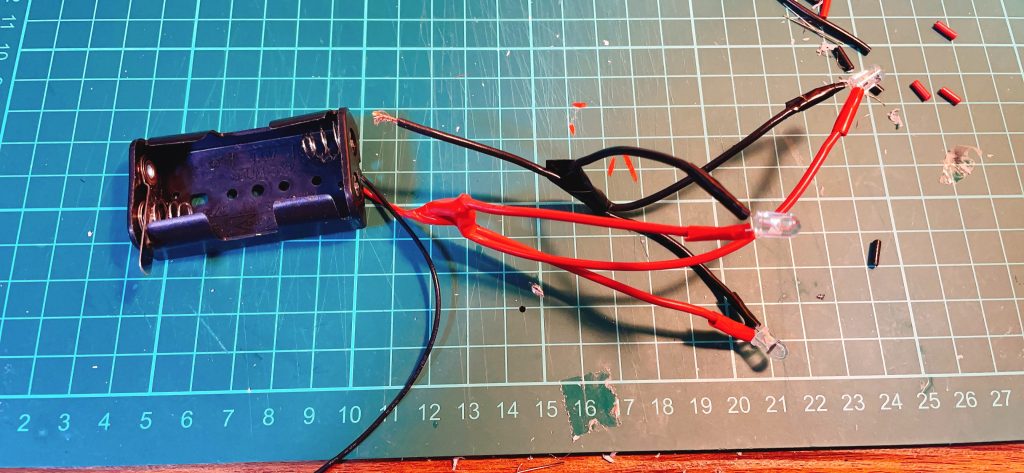 電池ケースとLEDを(汚いですが)ハンダつけします。