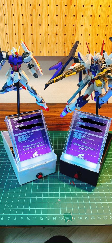 実はもう一個作ってました笑嫁が初めて作ったEGのストライクを展示する用として。嫁を最近ガンプラの世界へ引き込んだんですが、GPベースを欲しがってしまって、もう売ってないのでないものは作る！ってことで作ってみました。LED入れなければ30分ほどでできるし、全て100均アイテムで作れるので皆さんも真似してみてください。
