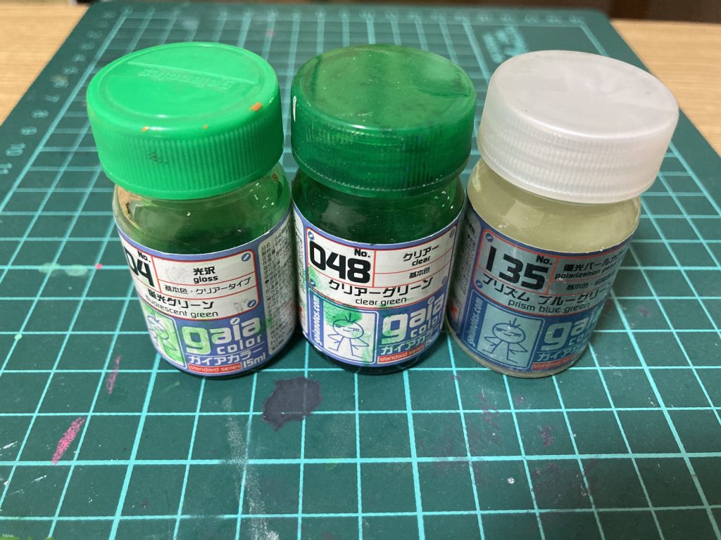 GNソードビット、コンデンサー蛍光グリーン→クリアーグリーン→プリズムブルーグリーン→クリアー→コンパウンドスミ入れ、部分塗装ジャーマングレイ つや消しトップコートガイアEXプレミアムフラットクリアー+クレオスなめらかスムース