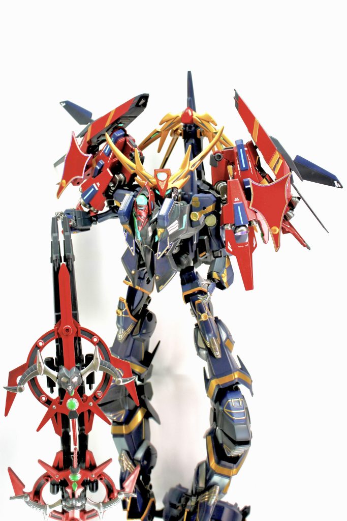 そして機動武神形態へ!装備がほぼ同一の魔封〜と差別化すべく、この形態のみ露出する面の装飾で変化を与えています。魔封がまんまマスコマ風なのに対し、リアル頭身なコチラの装飾モチーフはリアル版武者MrkⅡを参考に。伝わりますでしょうか🤔腕はファラクトの余り部品で延長しています!