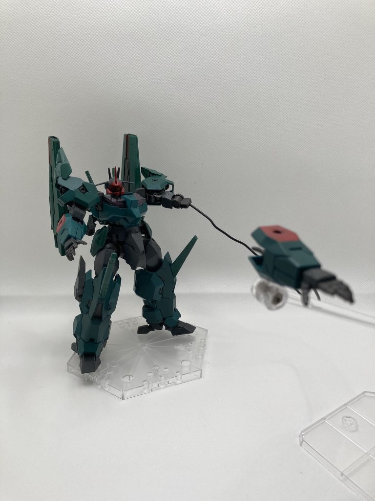 手を加えた部分は、バックパックをエアリアル改修型のものに変更。これでバックパックはだいぶ柔軟に可動できます。（インコムなどは再現してません💦）腕の有線は、ウルの構造がハメコミだったので、ちょこっと削るだけでした。膝のトゲトゲはエアリアル改修型のシールド。肩の出っ張りはエアリアル改修型の足ｗ。膝横のスラスター（？）は、ウルの腰アーマーを加工してポン付け。