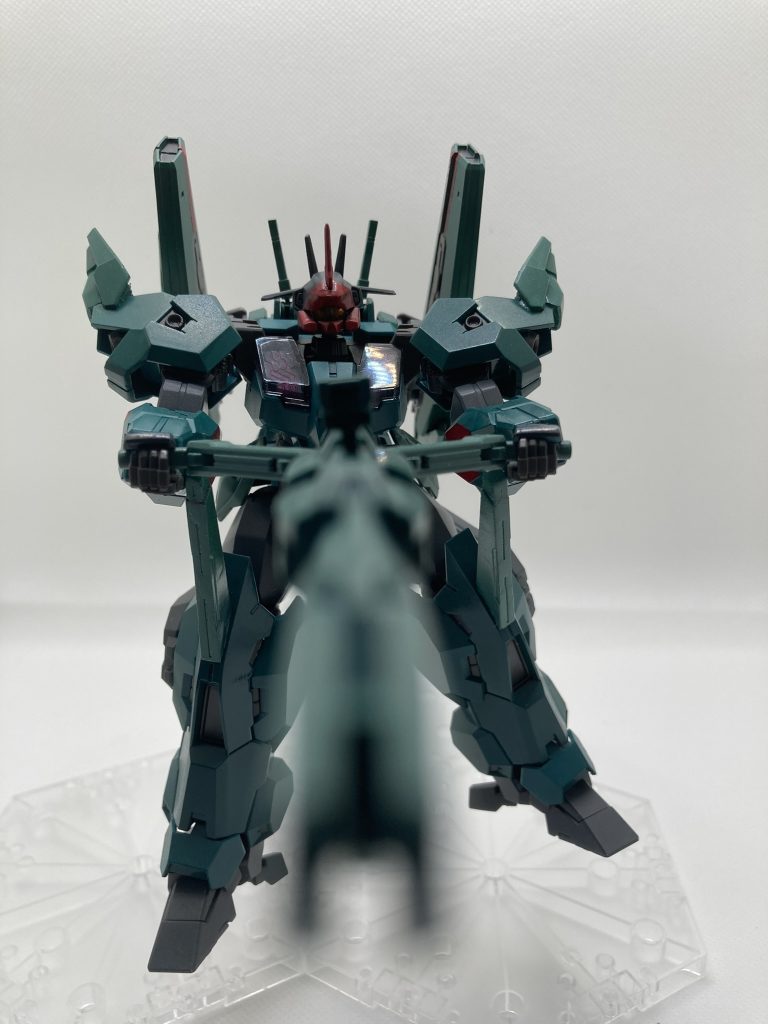 このメガランチャーを再現するために、エアリアル改修型を買ったので、エアリアル改修型はパーツ取り用でした。まぁもったいない。顔は何が良いかと思案してたら、たまたまザウォートの頭が転がっていた （笑）ので、そいつに決定！ドーベンウルフのトゲトゲ感を出すために、エアリアル改修型のツノを後頭部に張り付けてます。