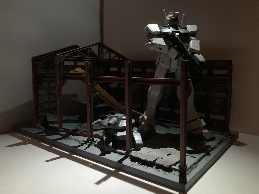 部屋を暗くし、上から光を当てる事で、夜間上空に戦闘ヘリがいて、こちらを照らしているような演出も醸し出してます。