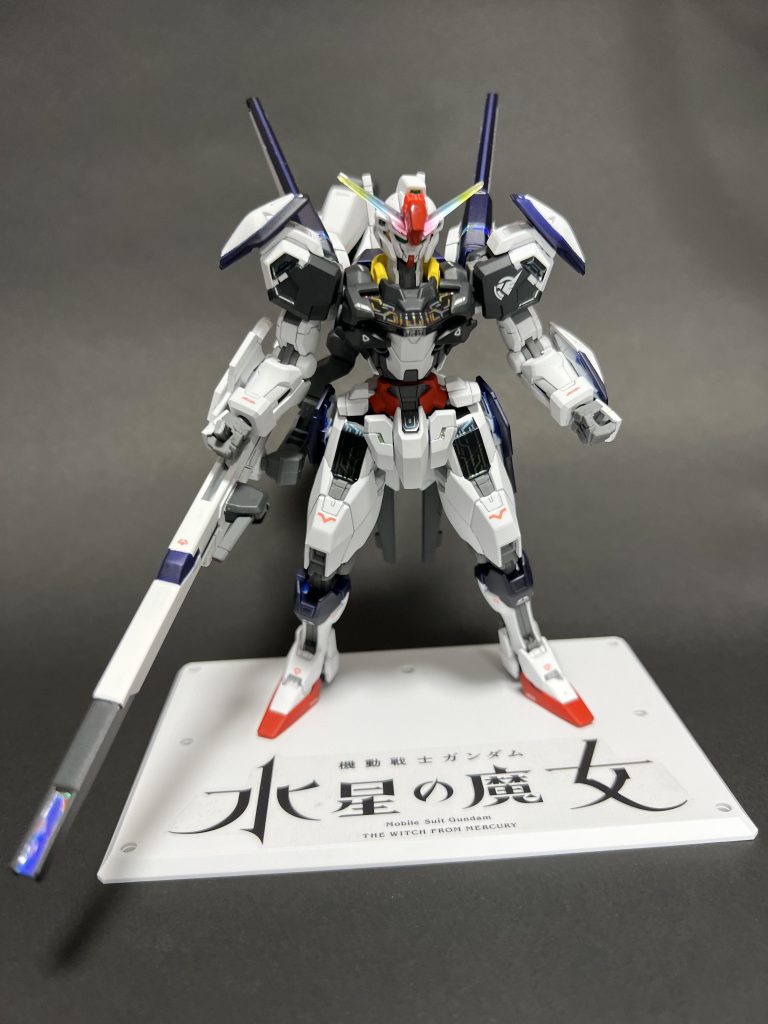 基本的にはエスカッシャンを全身に装備した状態のシルエットがヒロイック的なのでこの形態でバランスよく纏まるような配色を目指しました。