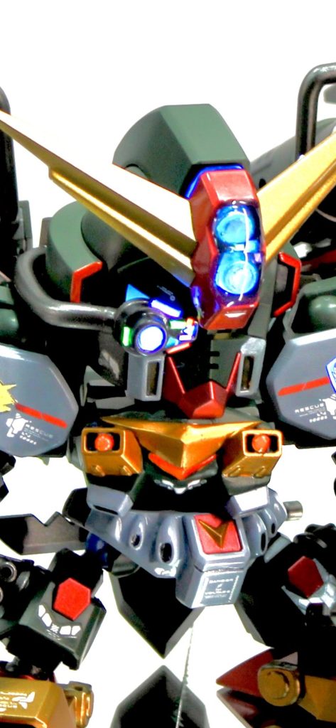 いつもながら一気に作ってるので途中画像忘れてました😅額は拡大するとこんな感じでプラ板を細かく切り、先日のキャリバーンに使った七色蛍光エナメルでちくちく塗り分けてます。ほ、ほとんど分からないですが一応7色あります…🤣w