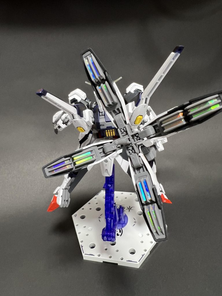 センサー類及びスラスター部は劇中のイメージに近くなるようにホログラムシートを使ってハイパーメットスコア状態を表現してみました。ただこのシート細かいところへの貼り付けがすごく難しい😓