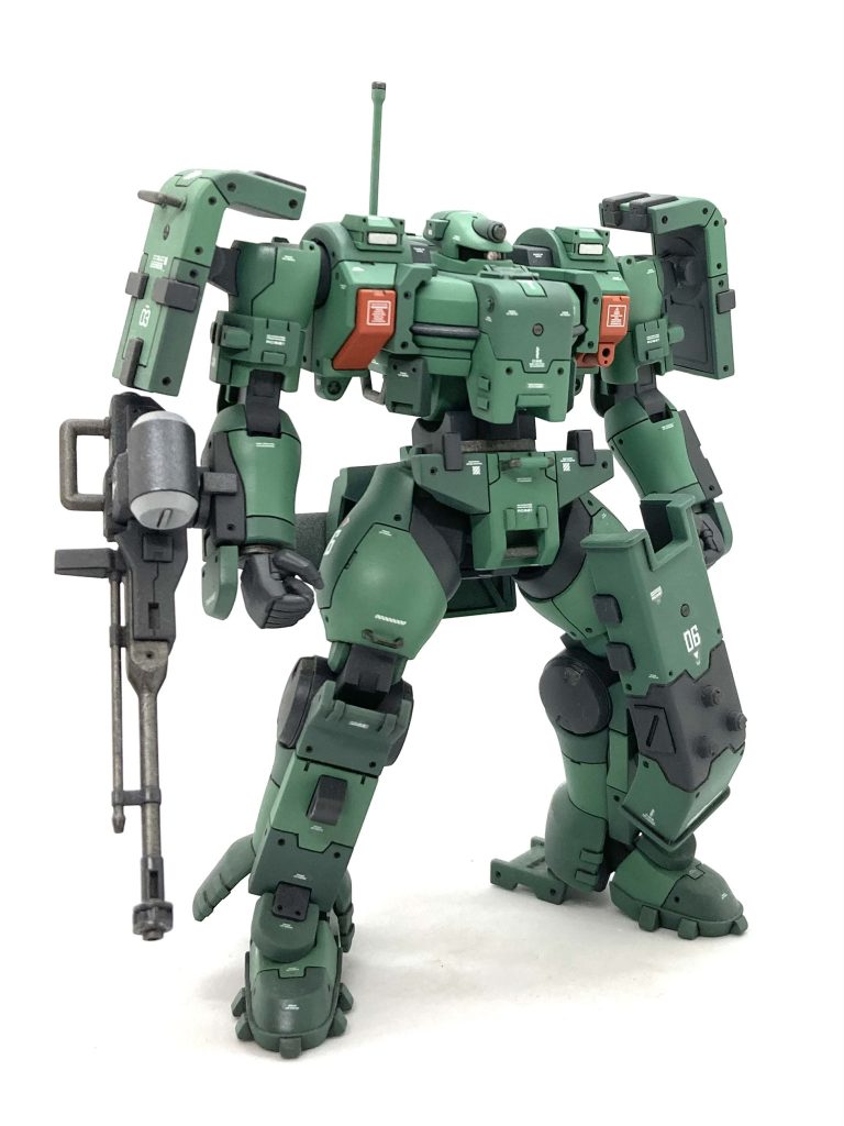 作り慣れたザクと違い、スジボリでどうパネル分割を表現するか…  手本になる作例もなく苦労しましたよ😅