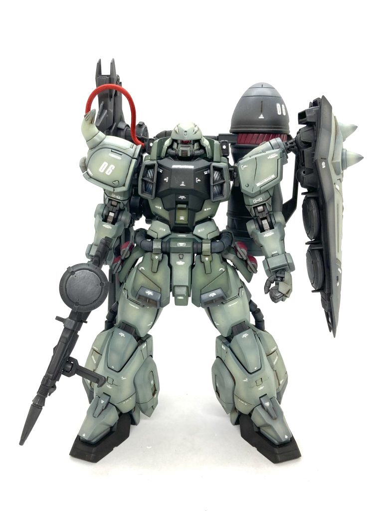 左右の肩があえてザクⅡとは逆なんですね〜🤔