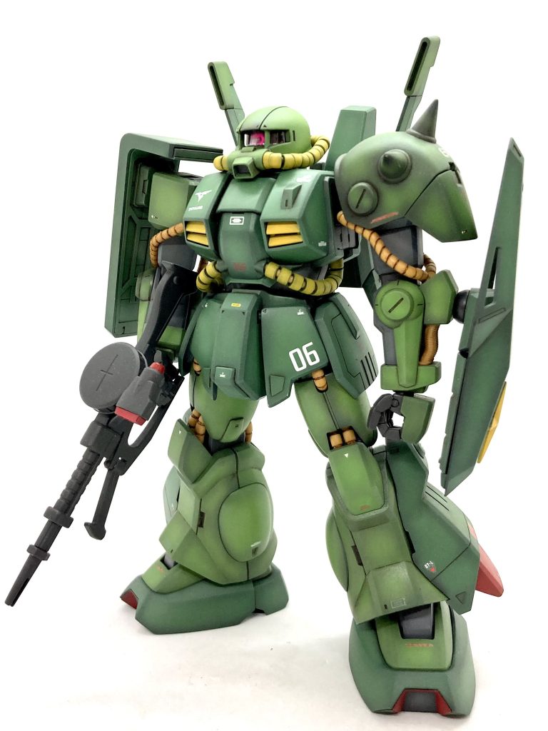 個人的にはこの頃のMGのほうが作り甲斐があって好きです。結構、合わせ目消しや後ハメを駆使しないと、ちゃんと仕上がりません。