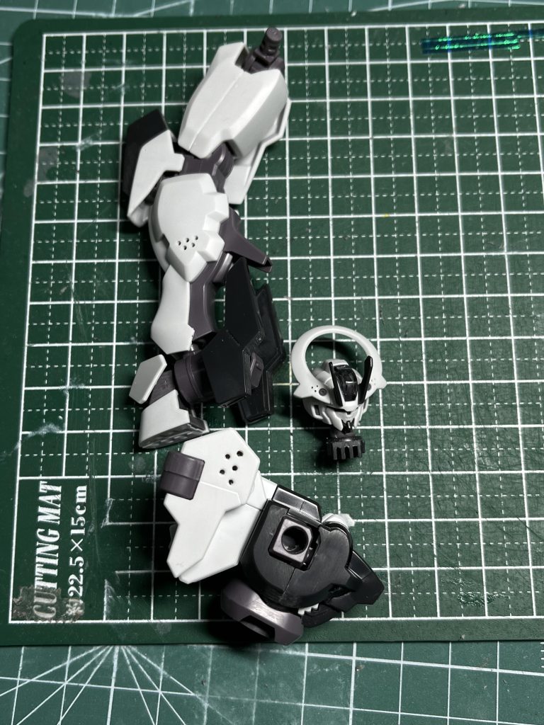 その他にはブチ穴とプラ板にてディテールを追加。大好きなブチ穴はやりすぎたので一部塞ぎました、、、アンテナの3点ブチ穴は原作で描かれていたので再現!