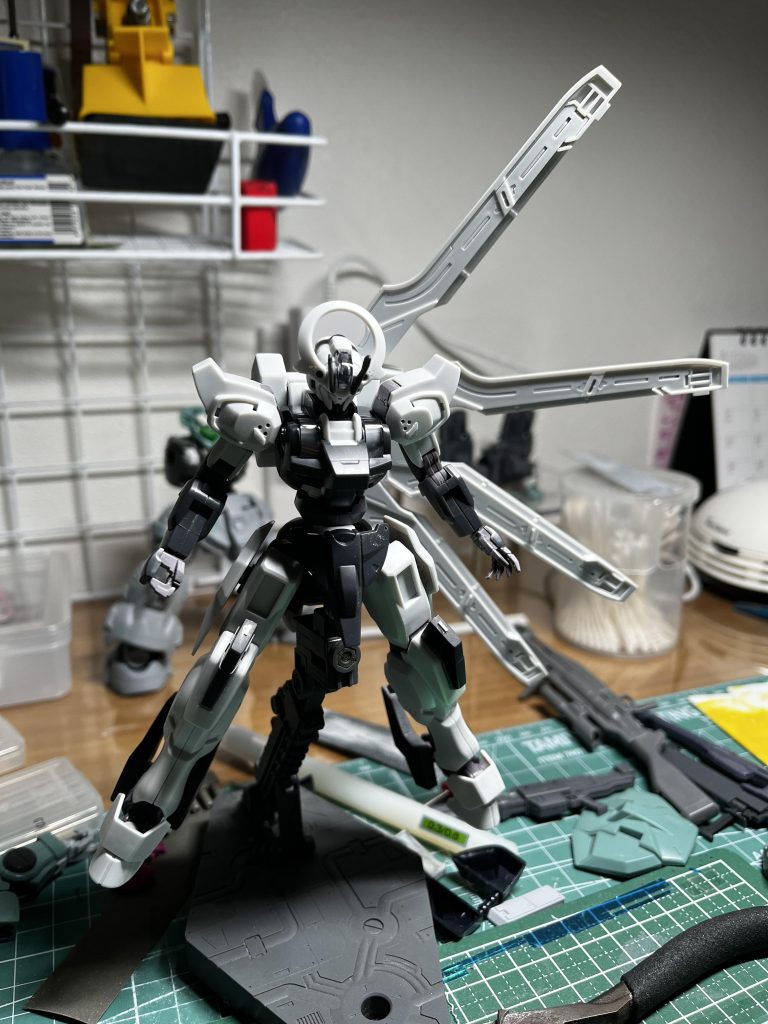 素組のままだと胴体が短く感じるのでプラ板にて3㎜程延長工作しております。いい感じのスタイルになりました!