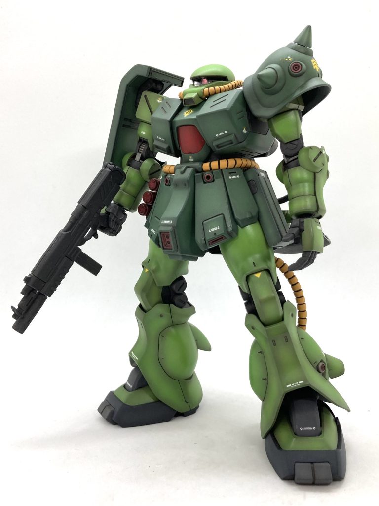 昔は…  MGはデカいし、高いし、細かいしで、HGくらいがちょうどイイよね〜 って思ってたんですが、最近はね…  老眼が😩