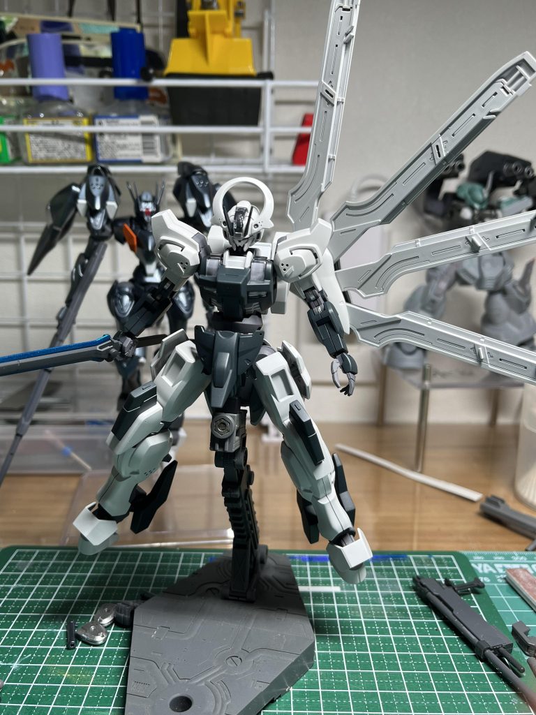 あまりわかりませんが基本塗装まで終わった写真です。●使用塗料本体(白):ガイヤカラー ニュートラルクレーⅠ+ Ⅱを少量本体(黒):Mr.カラー C71 ミッドナイトブルー間接:メカサフ ヘヴィ武装類:メカサフ スーパーヘヴィ間接:ガイヤカラー スターブライトシルバートップコート:Mr.カラー スーパースムースクリア(つや消し)