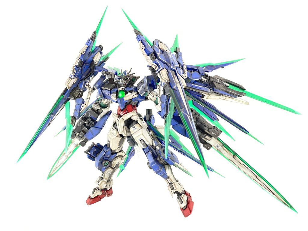 また、背面3基のGNドライブと胸のGNドライブをそれぞれ直結することで3回のクアンタムバーストが可能。さらに背面の3基のGNドライブを中央に向けGN粒子を一点集中、胸のGNドライブを介して対話フィールドを放出するクアンタム・ノバが可能。こんな感じで破壊と対話の悪魔を妄想制作しました。