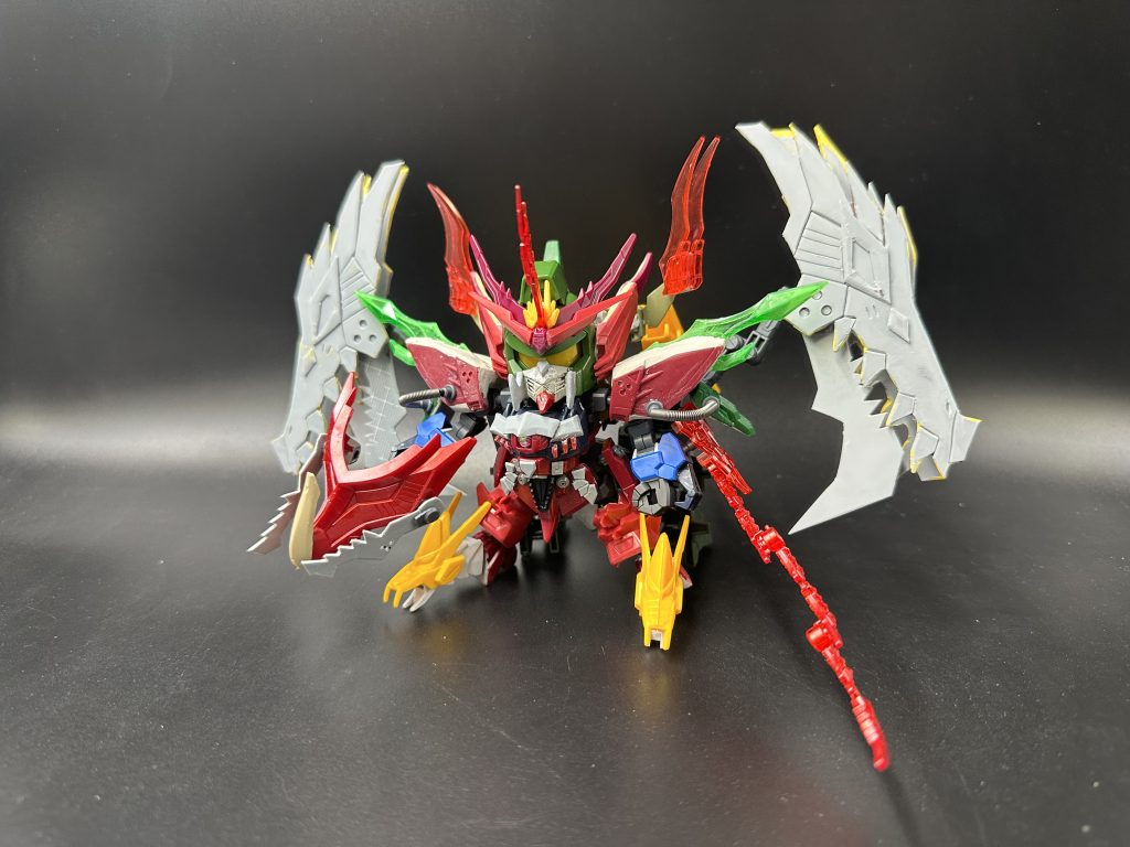 こちら塗装前の状態です。【塗装レシピ】素体部分フレームは、メガサフスーパーヘヴィ腕は、サーフェイサーエヴォのガンメタ顔は、🟦コバルトバイオレットと🟥エヴァレッド目は、シルバー下地に右眼が🟩蛍光ブルーグリーン左眼が🟥蛍光レッドマスキングして目玉と縁取りをEXブラック手は、🟩エヴァネオングリーンと、🟪GXメタルバイオレットメイン装甲の🟪部分🟥蛍光レッドの上に、クラックブラックで、内から溢れ出すパワー的なものを表現しようとしましたが、上手く割れずwその上に、🟪アメジストパープル差し色で🟨スターブライトゴールド頭部や胸部は、🟦コバルトバイオレット🟥エヴァレッド🟪GXメタルバイオレットなどで、シルバーは、EXシルバー翼や足などのドラゴン⬇️の結晶塗装（クリスタル塗装）の模様付けに、EXシルバーとEXブラック🟥プレミアムレッドでキャンディ🟨スターブライトゴールド🟩青竹色＋緑レジンフレームメタリック1などになります。