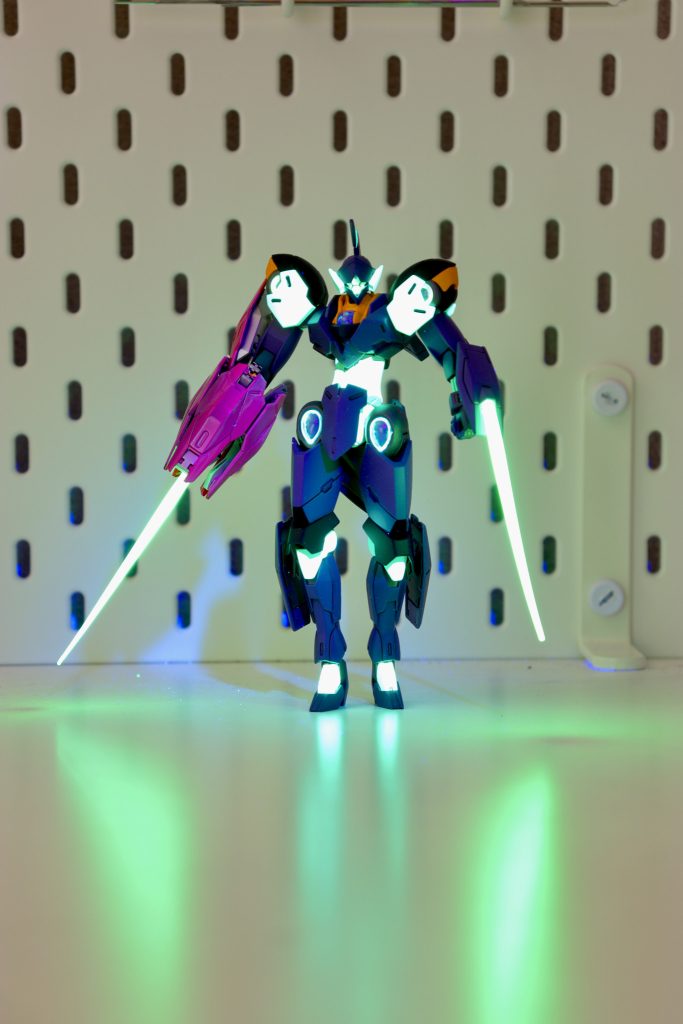 カメラアイとクリアパーツ内部を蛍光色で塗装し、そこだけ発光させようと思ったらなんとエヴァグリーンがブラックライトに反応。