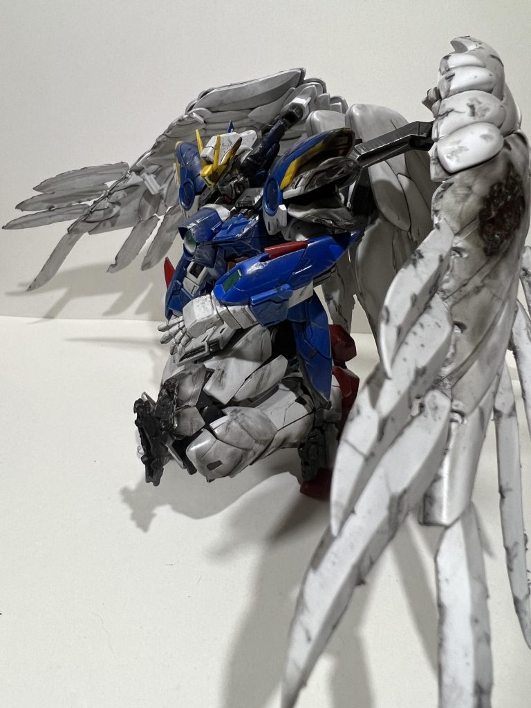 ウイング部分と左足外装部分を抉ってみました。 