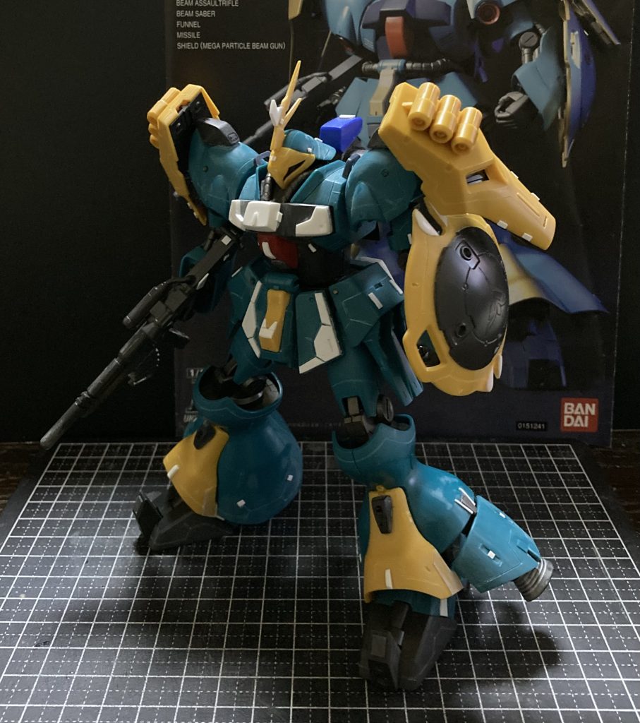 塗装前。カラーの強度を見てると、他のモデラーさんの作品がキャンディ塗装やメタリック系の塗装が多いのも頷けます。騎士風の見た目が光沢感や高級感にあいますからねぇ。