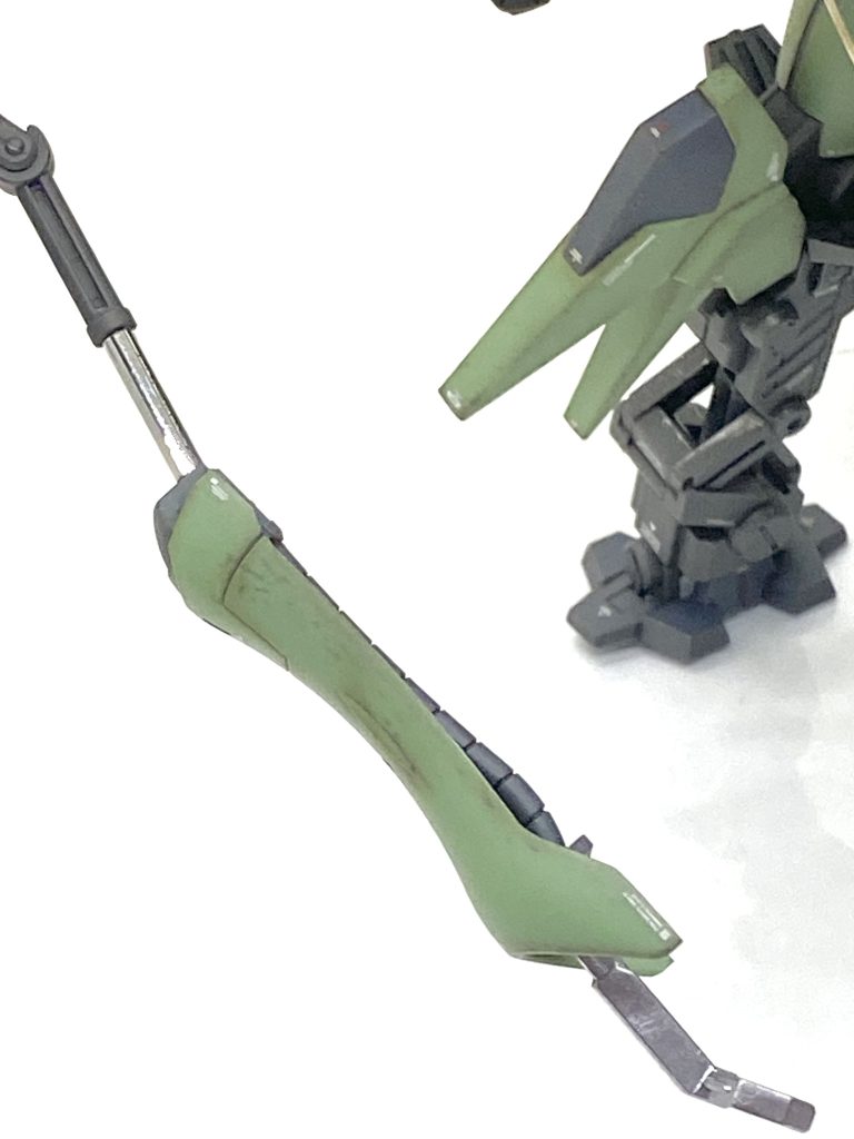 隠し腕も手の部分やシリンダーにメタリックを入れて、メカ感を出しています。