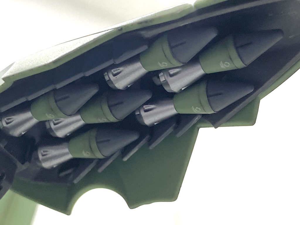 改造ファンネルは先端はエクストラダークグレー、姿勢制御のスラスターはメタリックに塗装しました。