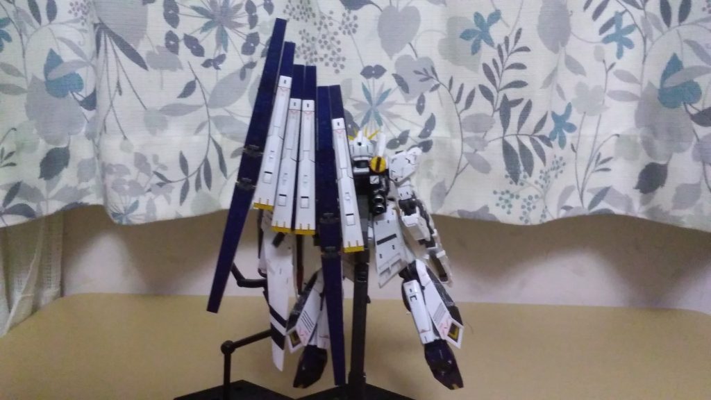背面。νガンダムのアシンメトリーさはなぜか許せてしまいますね。