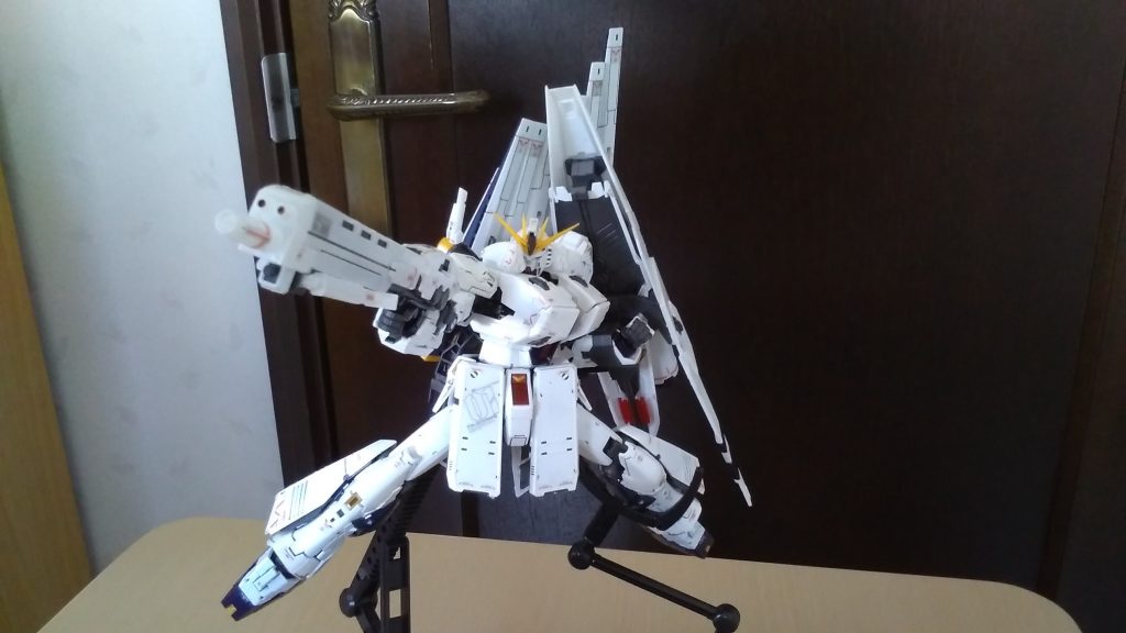 ハイパー・メガ・ライフルを構えて。ごついですね。