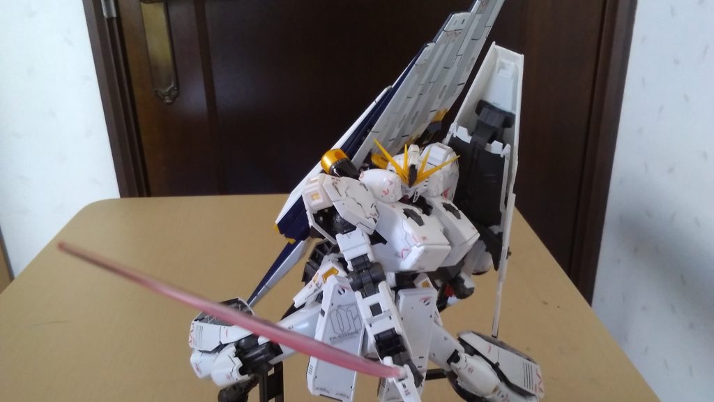 ビーム・サーベルを構えて。νガンダムがよく動くのでHWSつけてもそこまで干渉しませんね。