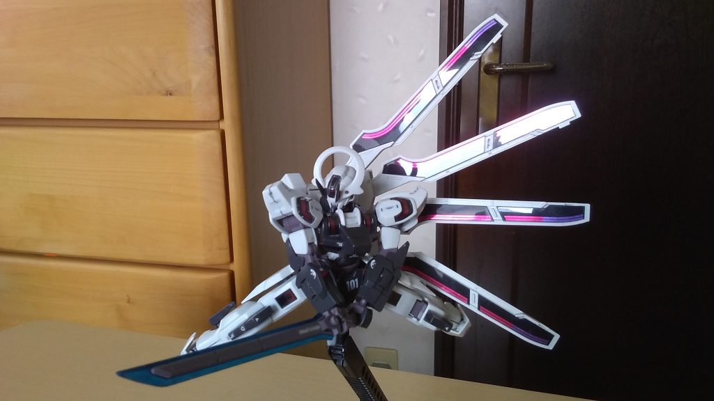 ちなみにビームブレイドはガンダムマーカーのコスモメタブルーで塗りました。