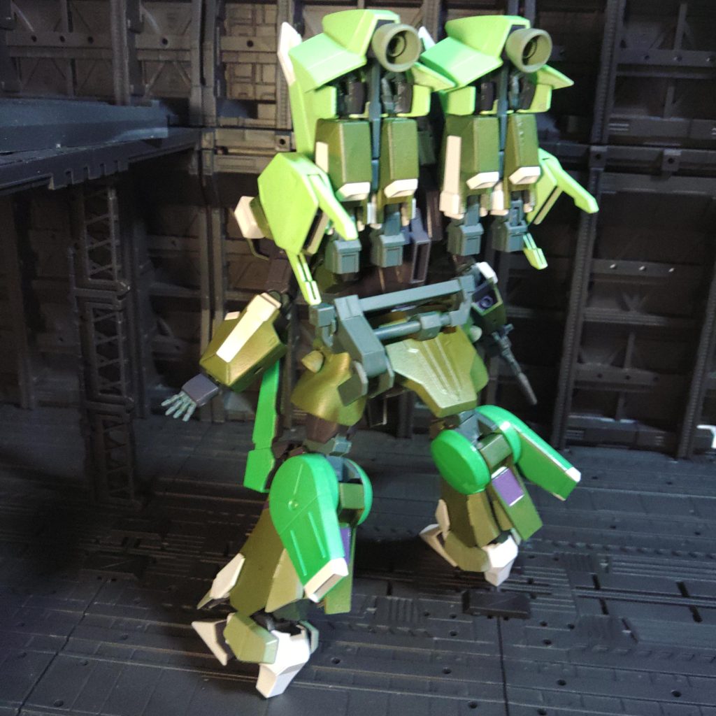 ビームマグナムを撃つ度にその威力から腕が破壊されるためバックパックに予備の腕が4本収納。何てクレイジーなMS(笑)