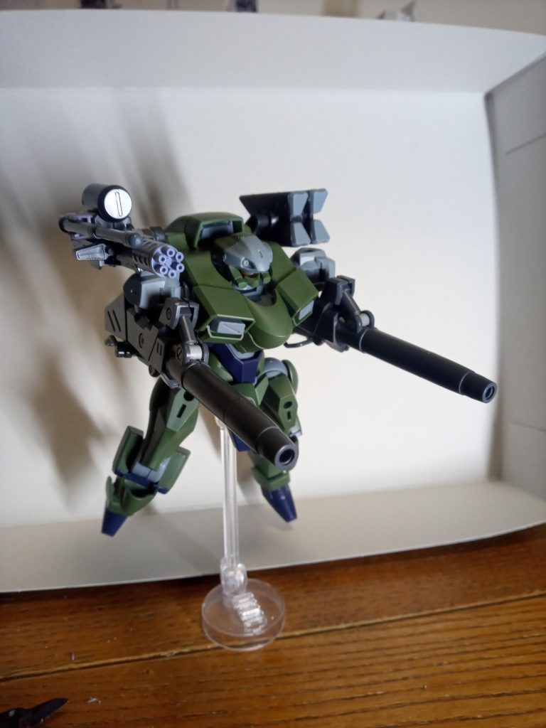 オーバードブースト使用時肩には近接用のミニガンとミサイルを装備しています。