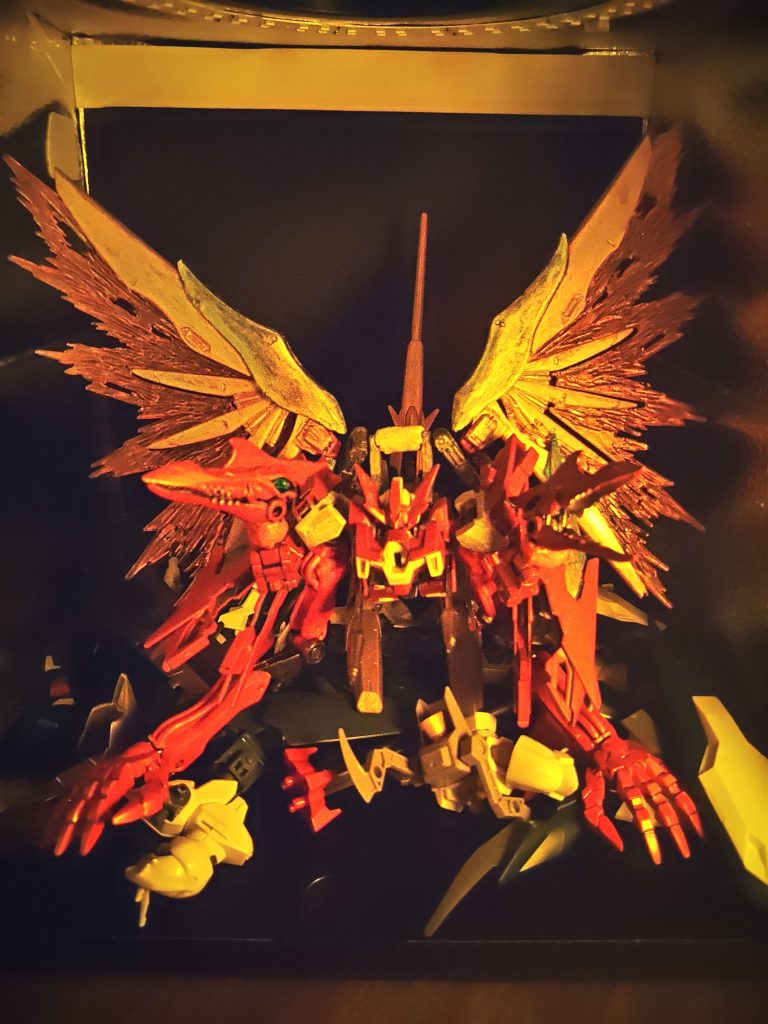 最後に正面から。ガンダムヘッドもあるため、実際は頭が3つあり広範囲な視界を持っています。基本的には超高速移動で飛行し遠距離から破壊しつくす戦法ですが、接近された場合でも巨大なクローで応戦します。
