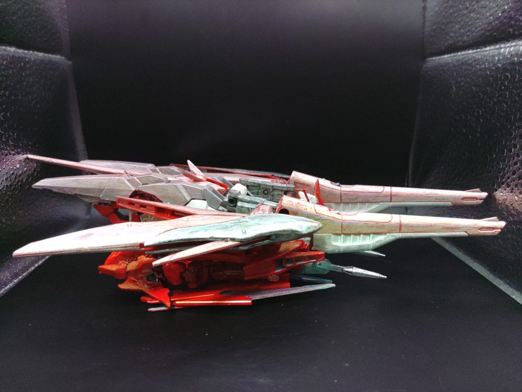 サイドから。出来る限り薄く、スタイリッシュな戦闘機になるようにしました。戦闘機とドラゴンとガンダムの三段変形が今回のメインテーマになります。