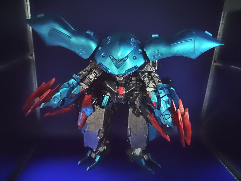 ○MA形態(水中・宇宙特化型高機動形態)バックアップを頭に被せて、肩のブースターをクローに変形させることで、MA形態になります。GNビームマグナムとシールドは腰に装備して変形時に失わないようにします。