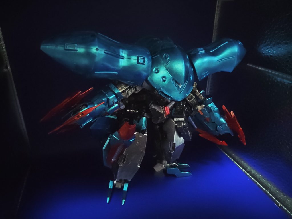 アクション。この形態ではGN粒子をブースターに回すことで高機動となり、アスクレプオスの特長を反映した、接近戦の強化と頭のレドームの特殊装備である、全方位アクティブスキャナーとアクティブジャマーが使用できます。