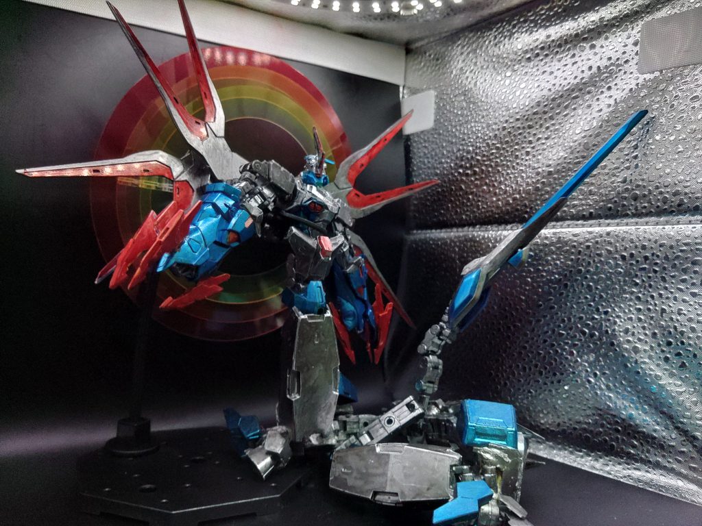 ○MS形態 G.לִוְיָתָן lwytn秘匿していた本当の姿であるこの機体(ガンダムリヴァイアサン)は、敵対する全てを海の藻屑のように、自然に回帰させるほどのスペックを持っています。ウィングによる高速移動と、下半身のGNコンデンサによる高火力を実現しており、また特殊機能としてナドレから継承したトライアルゼロシステム(ヴェーダを乗っ取り、ヴェーダから全ての機械をハックし制御する)を搭載し、まさにリヴァイアサンの名にふさわしいスペックになっています。ということで、私がやりたかった今回の目的である、アスクレプオスなので蛇に変形したいということで作成した形態です。