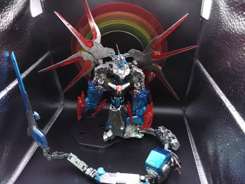 変形は頭を回転して、下半身を変形させる感じです。ギガノドラゴンという玩具を参考にしました。足とバックアップに収納されていた部分を展開するため、全長は4倍ほどにのびて約80m近くまで大きくなります。