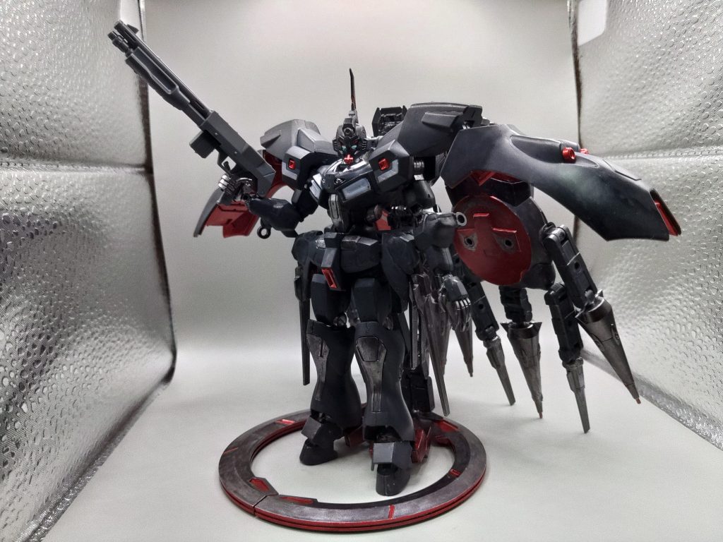 ○フライトモード重量級の機体を重力下で浮遊させて高速移動出来るように、肩のミノフスキークラフトとバックパックの一部の光波推進システムを下に展開します。下に展開しなくとも飛行は可能ですが、下に展開することでバリア機能を使用し、下からの攻撃を防ぐ事ができるため、基本はこの形態で飛行します。光波推進システムはスターゲイザーのものを使用しました。レコンギスタの雰囲気にあった装備だと思いまずは装備しました。