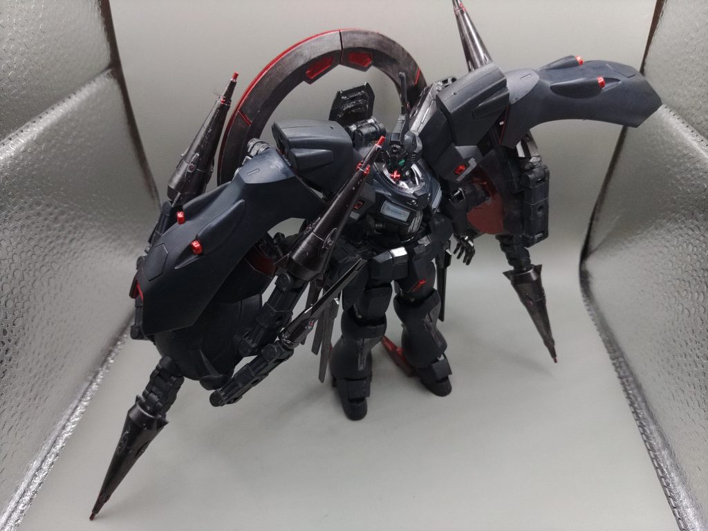 ○ランスモードバックパックの一部を腕に装備して、ランスモードに変形します。周りをフォトンで包むことによって切れ味を追加し、抉るような攻撃と盾として防御ができ、攻守優れた戦闘をおこなえます。またランスモードでも射撃はおこなえるため、前線や狭所の場合は基本この形態です。