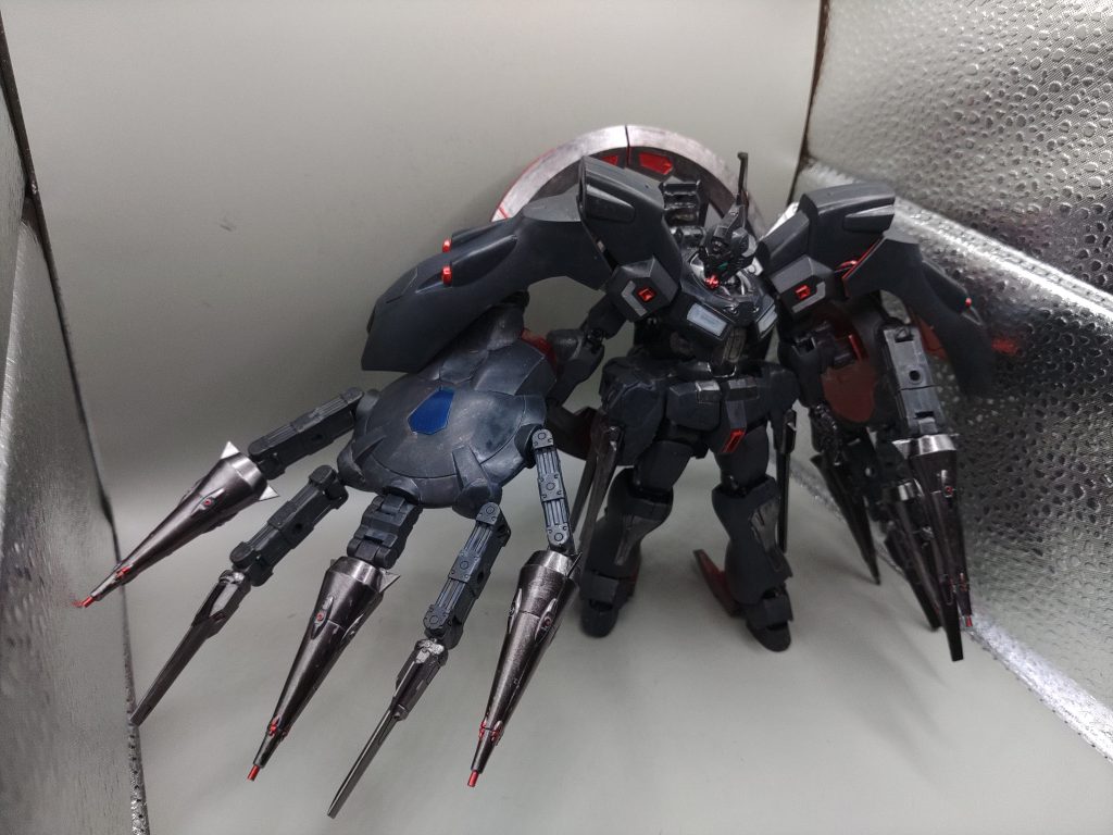 ○バーストモード射撃と防御重視のモード。指に複数の砲門を持ち、複数の機体への攻撃や合体して巨大ビームで射撃可能で、中~遠距離の場合のモードです。巨大な盾としての機能もあります。