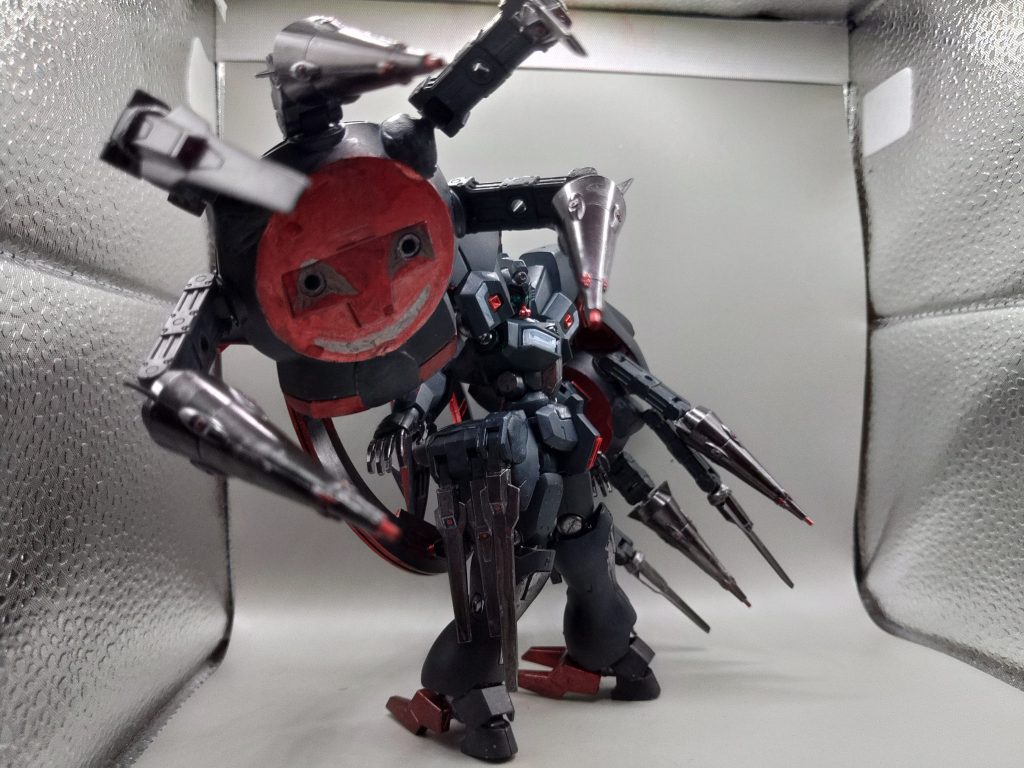 クローモードを接写手に顔がついており、不気味な雰囲気にしました。ダハックのビームプランターを装備し、フォトンエネルギーの吸収も可能です。これによってGセルフに対抗します。大型の吸収用クローの装備が、今回のメインアイデアです。