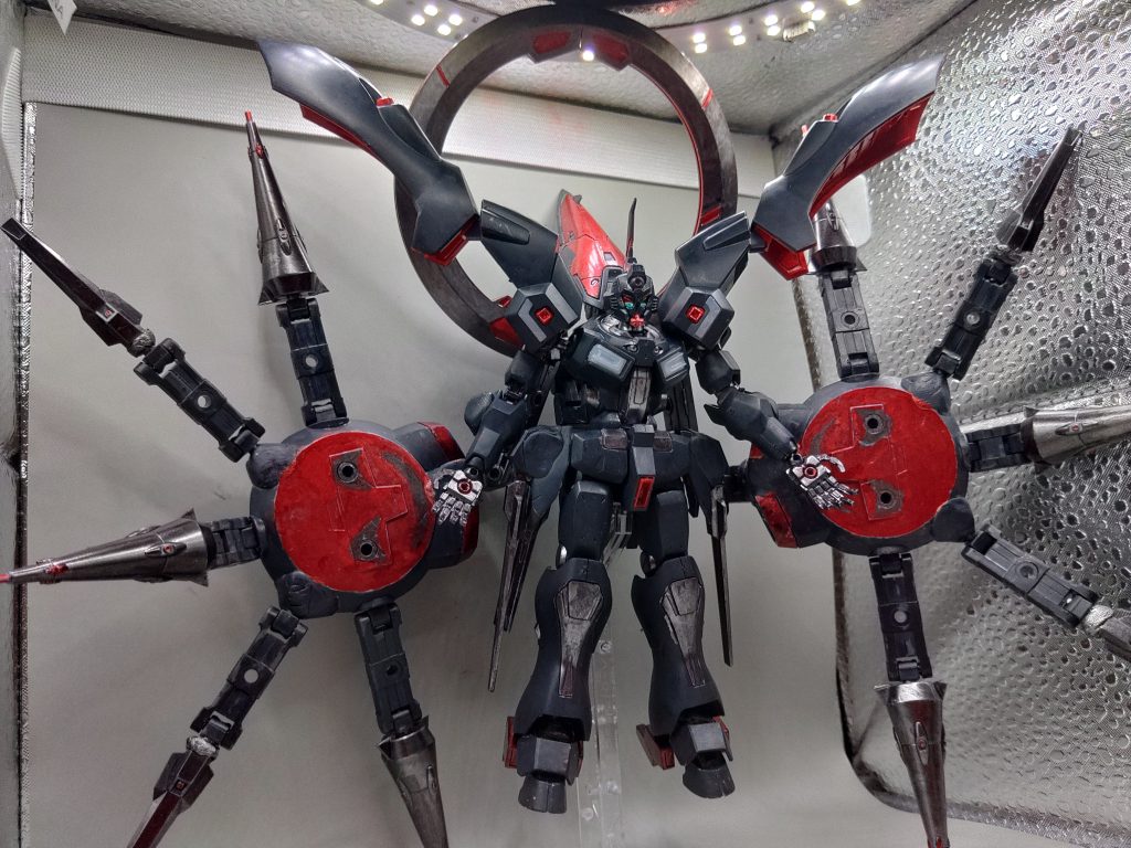 ○トライプロミネンスモードバックパックを全て後ろで展開した高速移動モードです。後ろに3つの太陽があり、ラスボスとしての威圧感が出せたと思います。