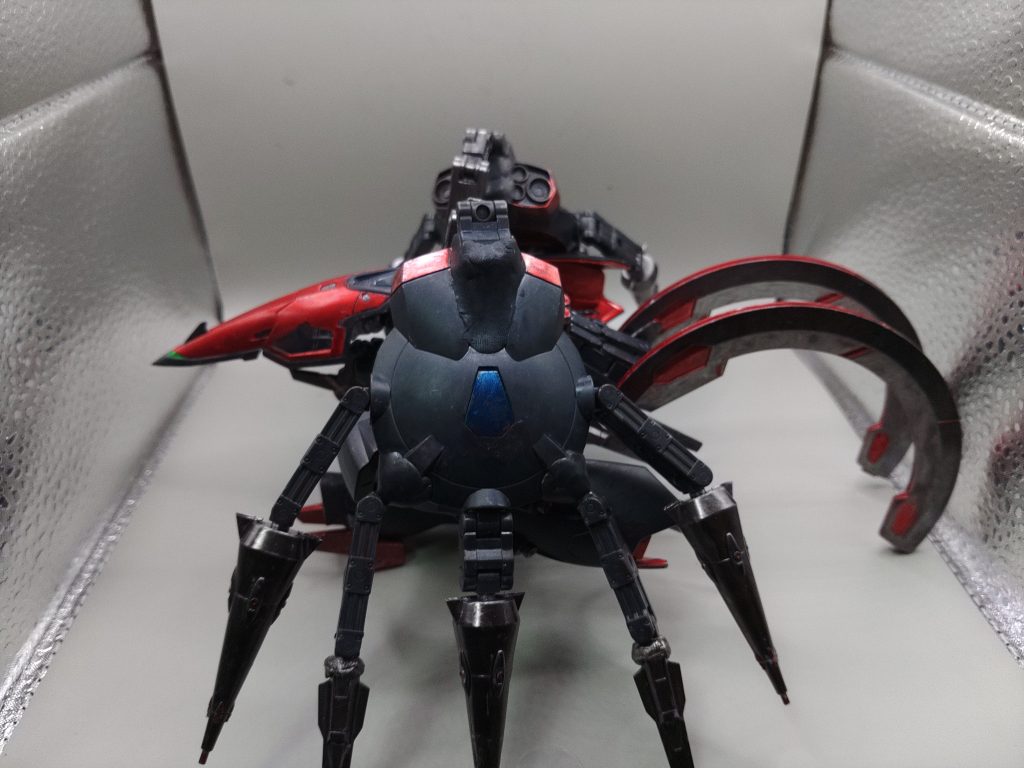 サイドからこの機体はフェニックスガンダムを参考にしたため、ナノスキン装甲も持ち回復機能も持ちます。バックパックのエネルギー吸収能力も相まって、かなりの防御力と持久力があります。