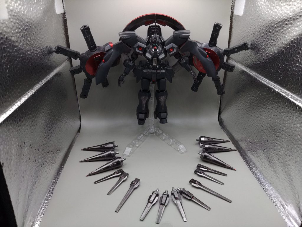 ○フルバーストモード装備した全ての武器を展開。砲門数は・大型ファンネル 9門 6機・小型ファンネル 2門 10機・ビームクロー 5門 2機・胸部ビーム砲 1門 2機計86門のビームで攻撃できます。バックパックはファンネルが外れてもビームクローとして使用できます。