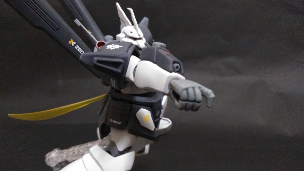 110mm機関砲　マーキングから分かる、ジオニック社主導の機体です。